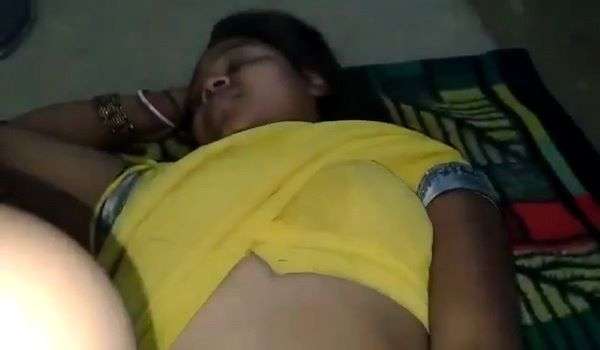 Gaon Ke Bhaiya Bhabhi Ki Jameen Pe Chudai