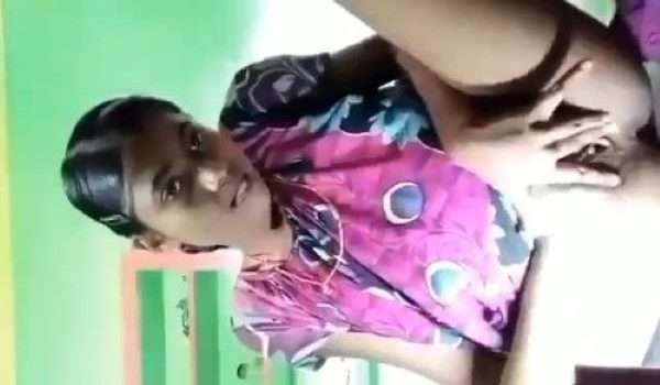 Horny Girl Chut Me Tel Ka Botal Dalte Hue