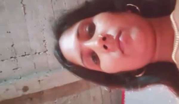 Gaon Ki Bhabhi Apna Chut Aur Gand Dikhate Hue – Desi Village Bhabhi Nangi