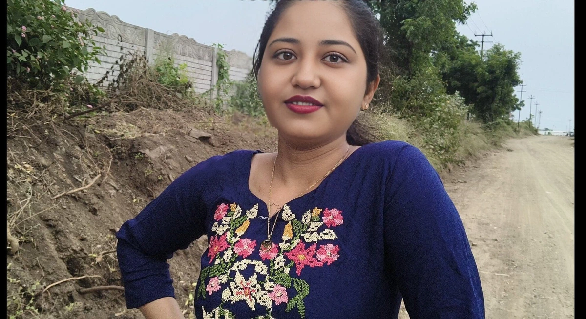 Bhabhi Walking On Road To Hotel Hindi Audio