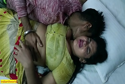 TV mechanic bangs a boudi in the Bangla sex video