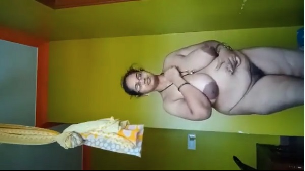 Fat Gujju aunty showed her big pussy