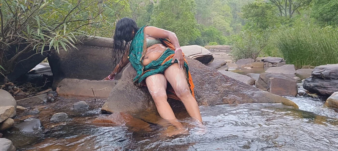 Telugu Sexy Silk Aunty Outdoor Waterfall Bathing with Dirty Talks – Hot Public Fun
