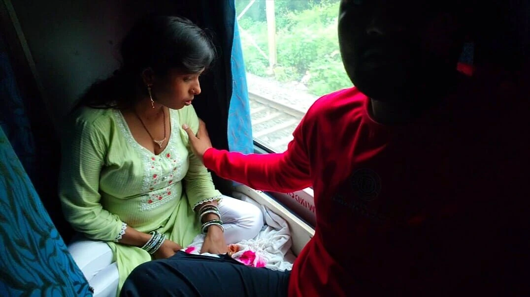 An Unknown Man Came and Sat on Bhabhi’s Seat and Enjoying Sexi Moment