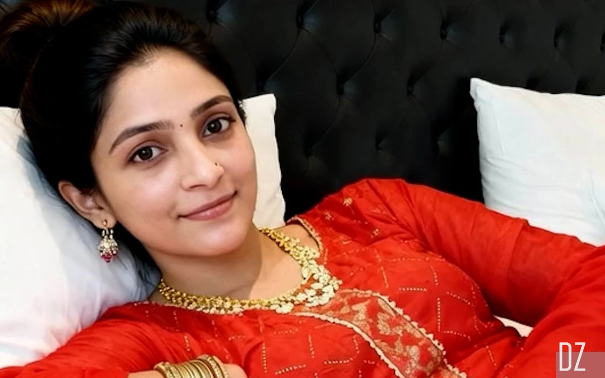 Cute Desi Bhabi Cheated Her Husband and Fucked with Ex in Hotel