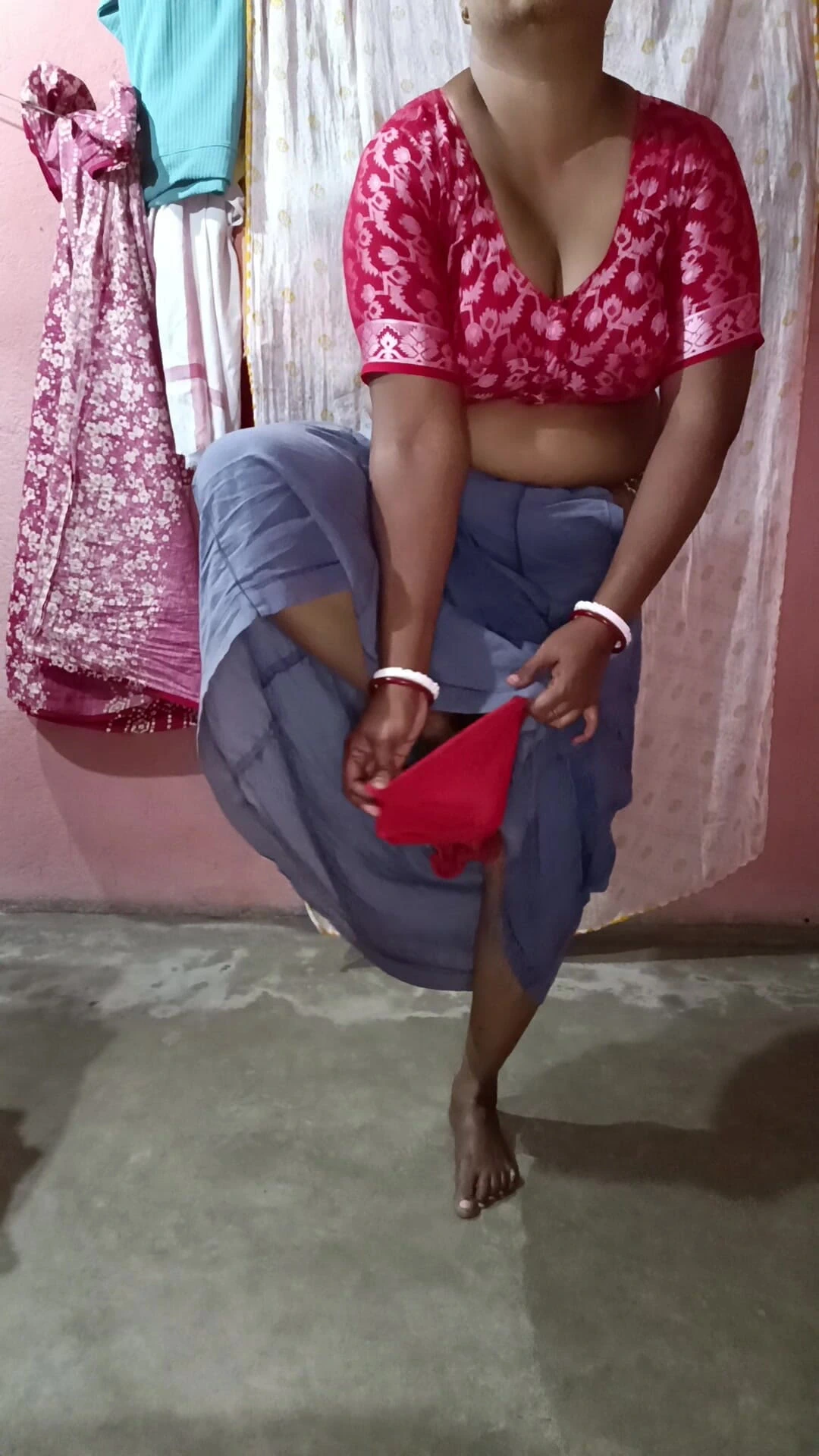 Yellow Saree Dropping Solo – Hot Desi Girl Striptease