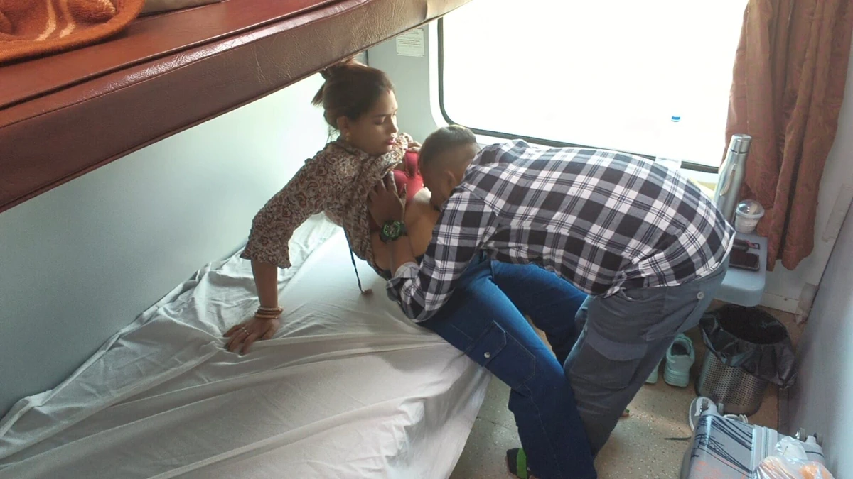 Hot Desi Couple Full Nude Sex In Train