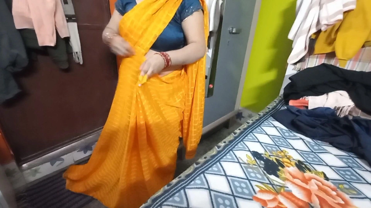 Very Beautiful Bhabhi In Yellow Saree – Hot Desi Saree Sex