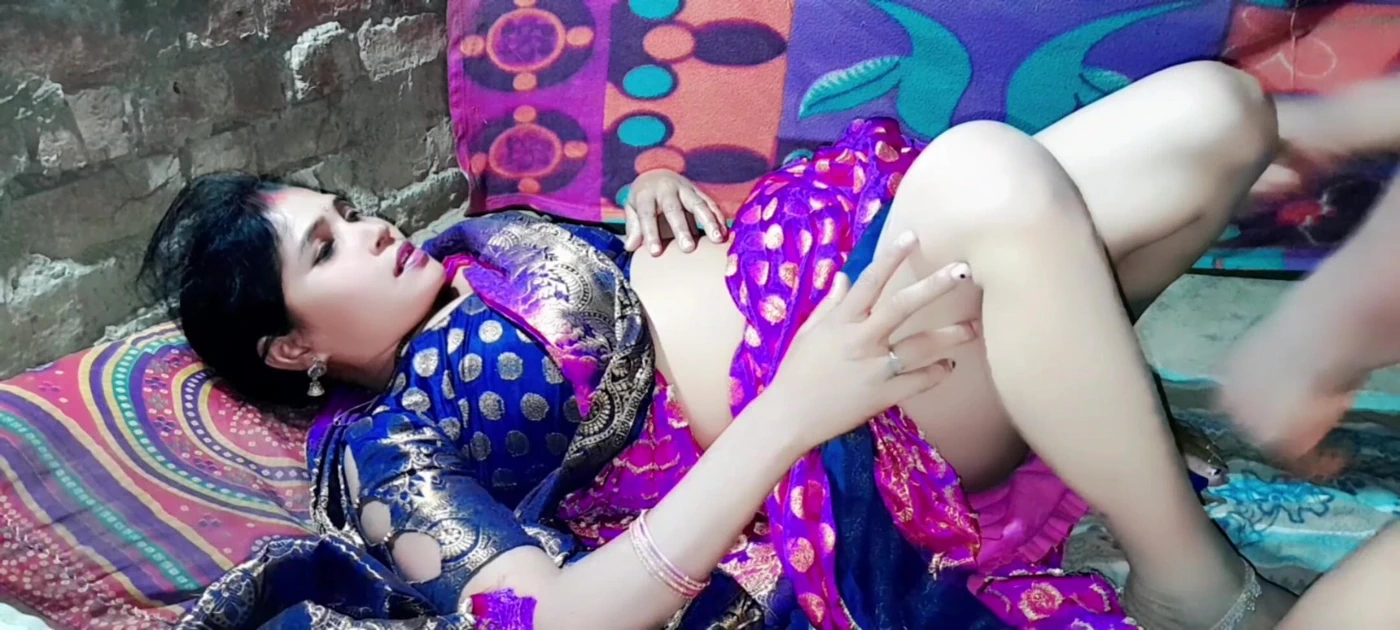 Beautiful Bride in Banarasi Saree Had a Lot of Fun in the Sex Room