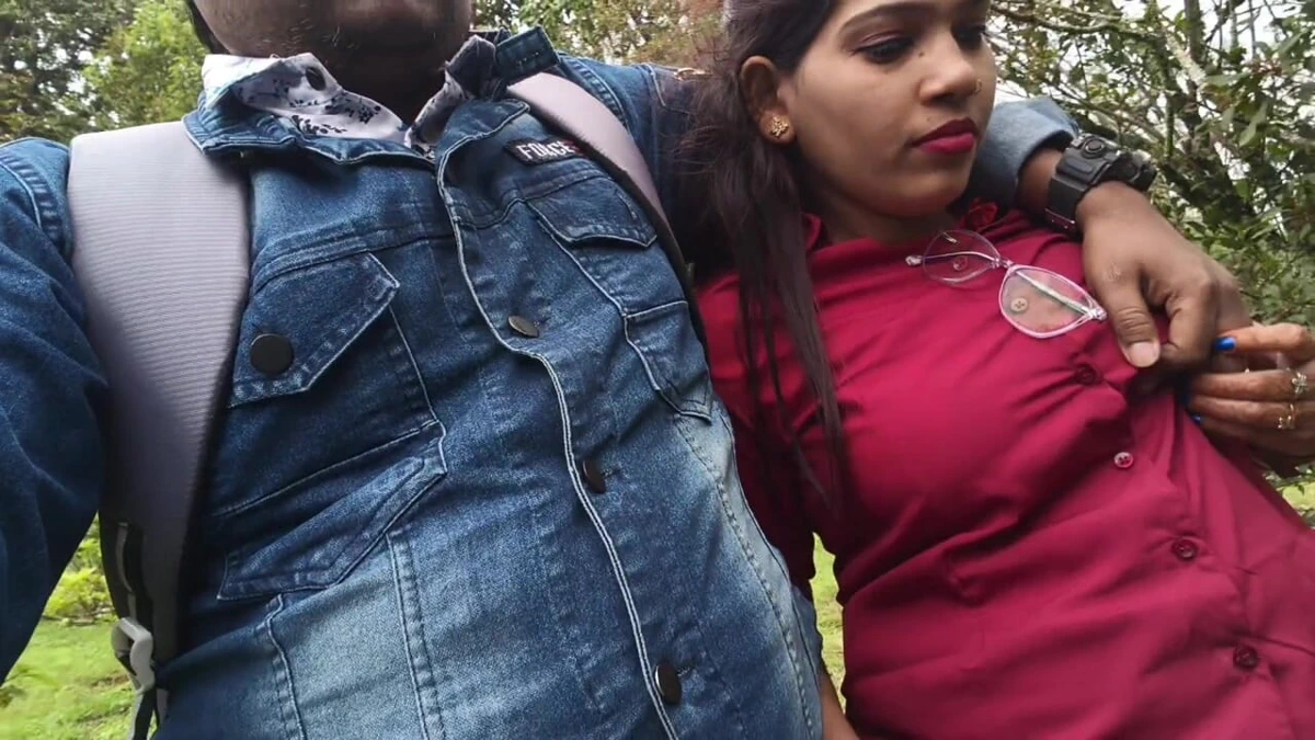 Indian Desi Girl Kissing Scenes and Boobs Press